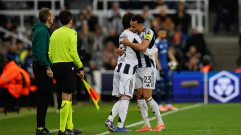 吉马良斯社交媒体分享与维尼修斯合影：全球之最