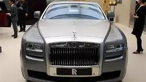 赵心童社交媒体分享与王楚钦同框照：冠军奖杯已堆积如山